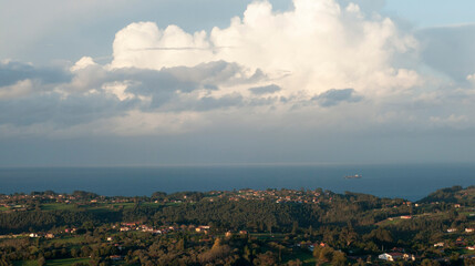 Fototapeta na wymiar Nubes sobre horizonte marino