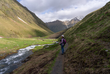 Obraz premium Asian Woman Trekking on Beautiful Trail in Juta Georgia in Summer