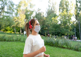 Obraz premium girl does sports with mask on the street during coronavirus