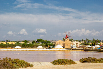 Vista general de las salinas de Marsala en Sicilia, Italia