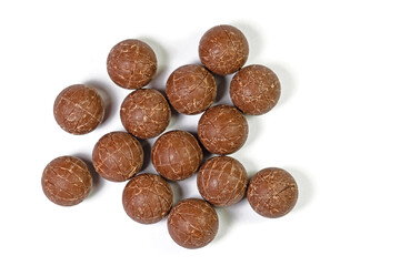 Schokoladekugeln vor weißem Hintergrund