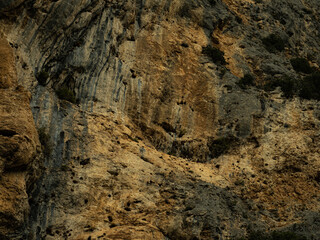 arrière plan de roches multicolores et divers tons sur falaise allant du jaune à l'ocre et au rouge