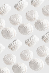 Naklejka premium White zephyr marshmallows pattern on white background