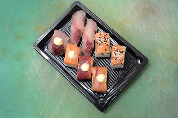 piatto di sushi da asporto