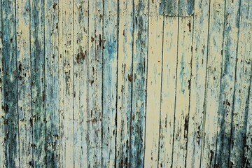 Alte verwitterte blau-beige Lattenholztorwand als Hintergrund