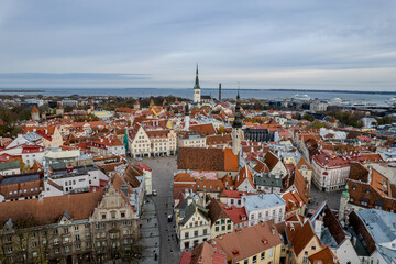 Obraz premium Aerial autumn fall view of Tallinn old town, Estonia
