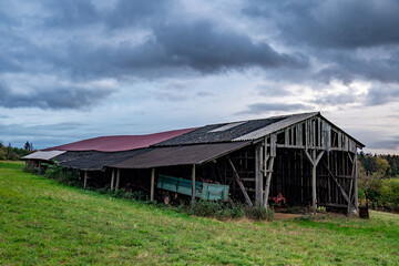 Landwirtschaftliches Gebäude in herbstlicher Landschaft