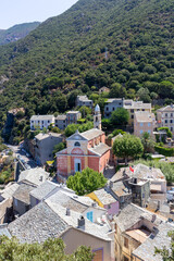 Fototapeta na wymiar fotografía aérea de un pueblo con una iglesia en el centro