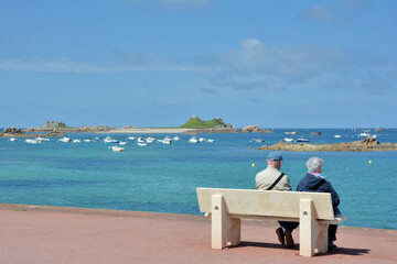 Un couple de personnes âgées qui regarde la mer en Bretagne-France