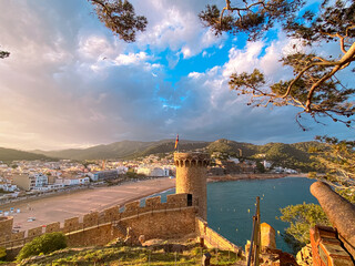 Tossa de mar, castello sulla spiaggia di Tossa e mare che si fondono insieme al tramonto. - obrazy, fototapety, plakaty