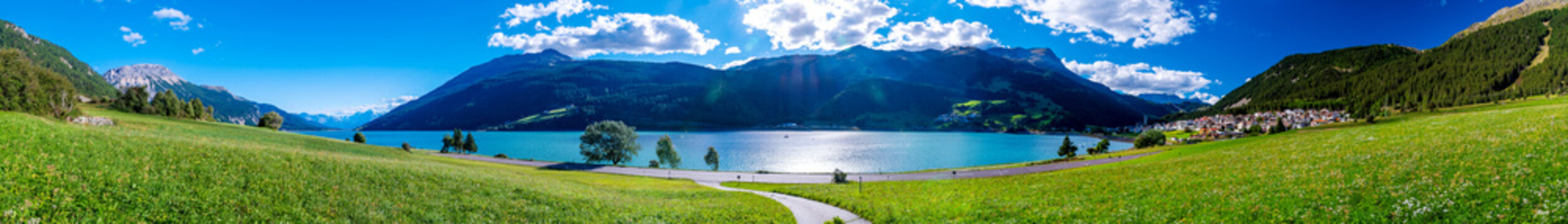 Reschensee mit Dorf Graun am Reschenpass in S&uuml;dtirol, Italien