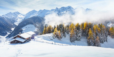 Panorama eines Skichalets in einer herbstlichen Winterlandschaft