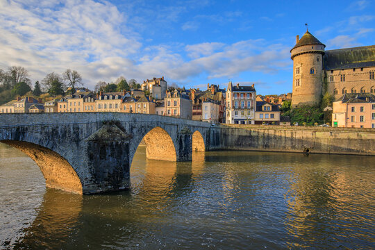 Laval, le ch&acirc;teau et le pont vieux 