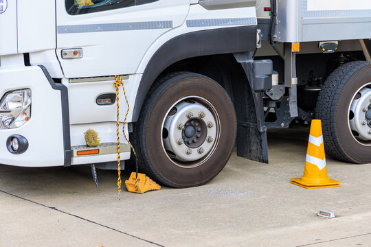 停車中のトラックの車輪と黄色の車輪止め