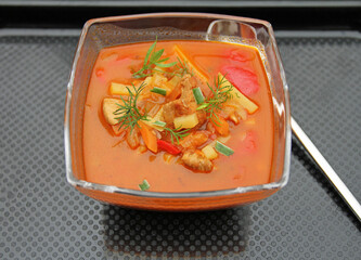 Frisch zubereitete, schmackhafte, hausgemachte Gulaschsuppe