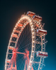 Fototapeta premium Wiener Riesenrad (Viennese Giant Ferris Wheel) at night at the Prater amusement park in Vienna, Austria