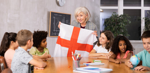 Obraz premium Kids learning together about england in geography class