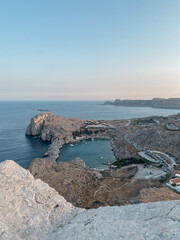 Lindos, Paralia isola di Rodi, Rhodos. Sole, mare e tramonto; montagne, colline città antica e...