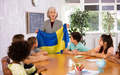 Kids learning together about sweden in geography class