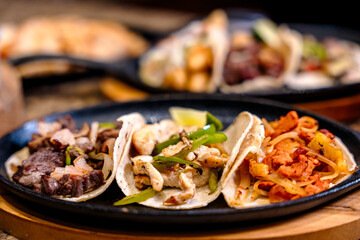 Tacos deliciosos de variados sabores como carne de pollo, cerdo y res acompañados de sus salsas