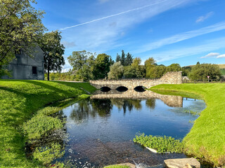 Obraz premium Dufftown Region, Scotland - September 23, 2023: Tranquil landscapes around The Glenlivet Whiskey Distillery in the region around Dufftown in Scotland 