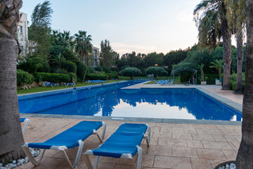 piscina aire libre con tumbonas españa 2023