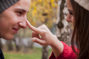 Obraz premium Autumn romance between two teenagers in the public park