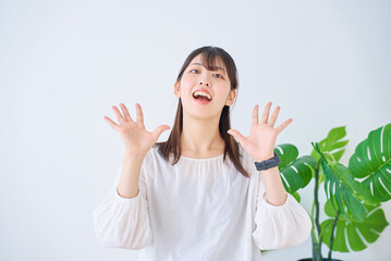 驚いた表情の若い女性