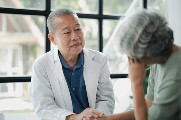 Obraz premium Doctor examining an elderly patient, An elderly patient is being diagnosed by a doctor in the hospital, The doctor is explaining the treatment plan to the patient, doctor idea.