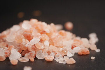 Fototapeta na wymiar Raw dried pink Himalayan salt 