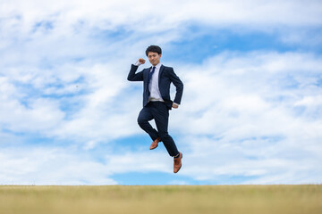 青空にジャンプするビジネスマン　businessman jumping