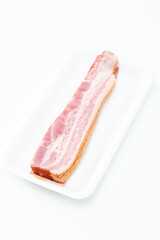 白背景に薄切りベーコン