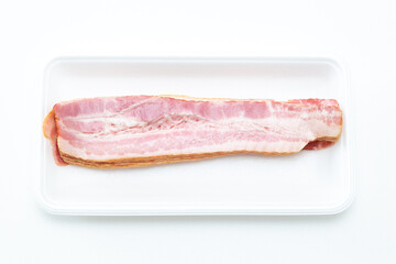 白背景に薄切りベーコン