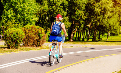 Obraz premium Cyclist ride on the bike path in the city Park 