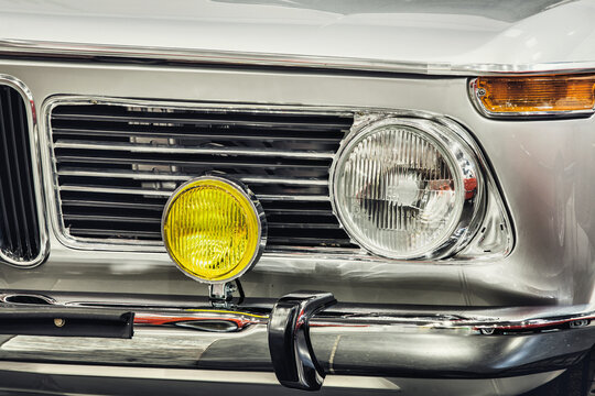 Fototapeta Vintage car headlight - vintage filter effect, selective focus point