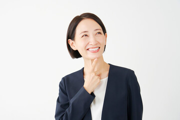 想像する中年のビジネスウーマン　白背景