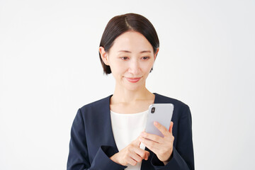 スマートフォンを使う中年のビジネスウーマン　白背景