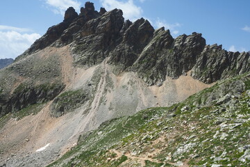 龍の背のようなアルプスの山々 in フランス
