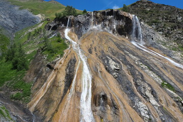 独特の地形の上を流れる滝 in フランス
