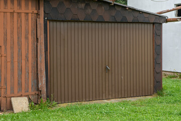 Zamknięta metalowa brama garażowa  - obrazy, fototapety, plakaty