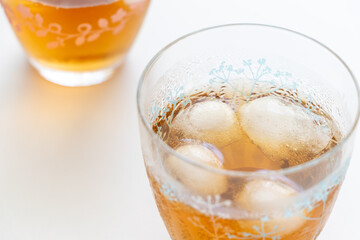 氷入りの冷たいお茶