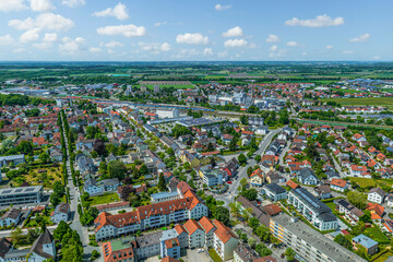 Die Stadt Buchloe in Mittelschwaben von oben, Ausblick zum Bahnhof, Drehscheibe für den Bahnverkehr ins Allgäu
