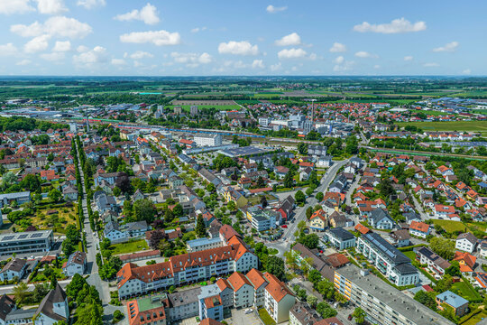 Die Stadt Buchloe in Mittelschwaben von oben, Ausblick zum Bahnhof, Drehscheibe f&uuml;r den Bahnverkehr ins Allg&auml;u