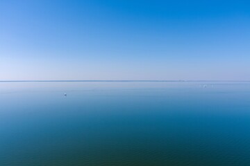 Obraz premium Aerial view of a sailboat in Mobile Bay