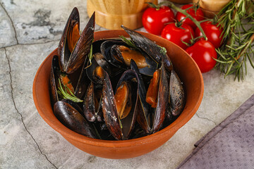 Tasty mussels in the bowl