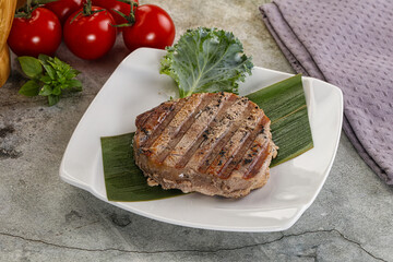 Grilled tuna medallion in the plate