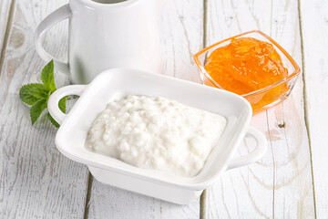 Grain curd with cream and jam