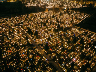 Cmentarz nocą widziany z drona © rozentuzjazmowany