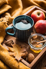 Stillleben von einer Tasse Tee auf einem Holz Serviertablett. Herbst Hintergrund, Teepause.