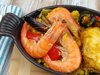 plat de paella, en gros plan, sur une table